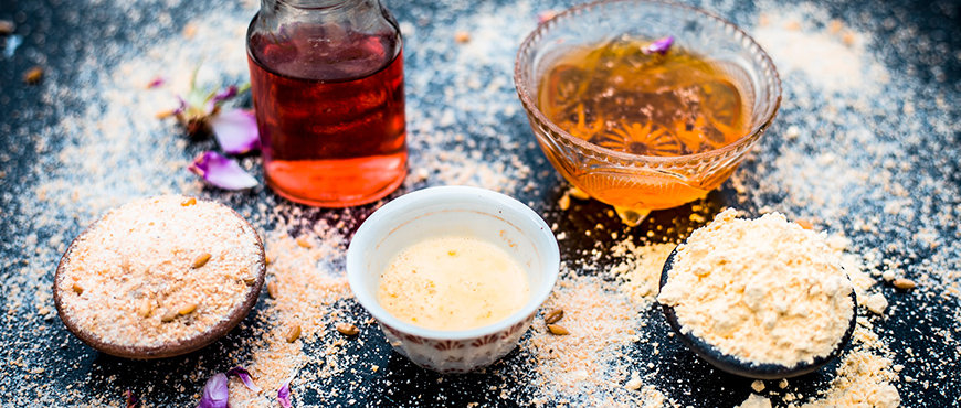 Oats flour and honey face pack: